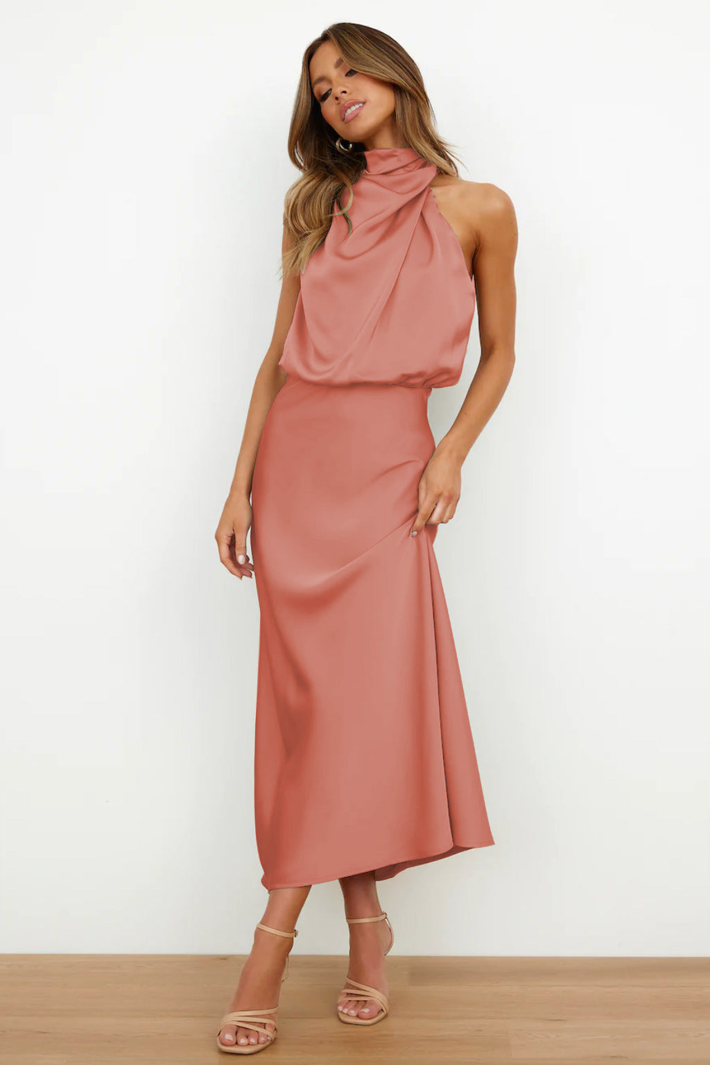 Carlina | Abito lungo in satin con scollo a halter