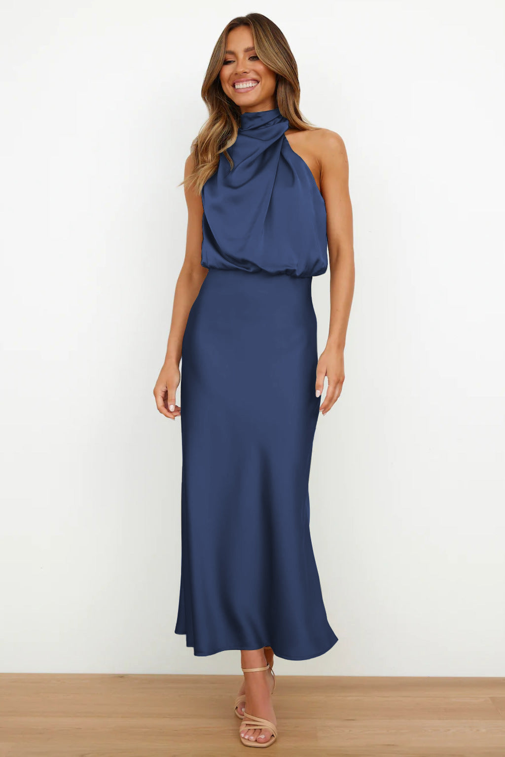 Carlina | Abito lungo in satin con scollo a halter