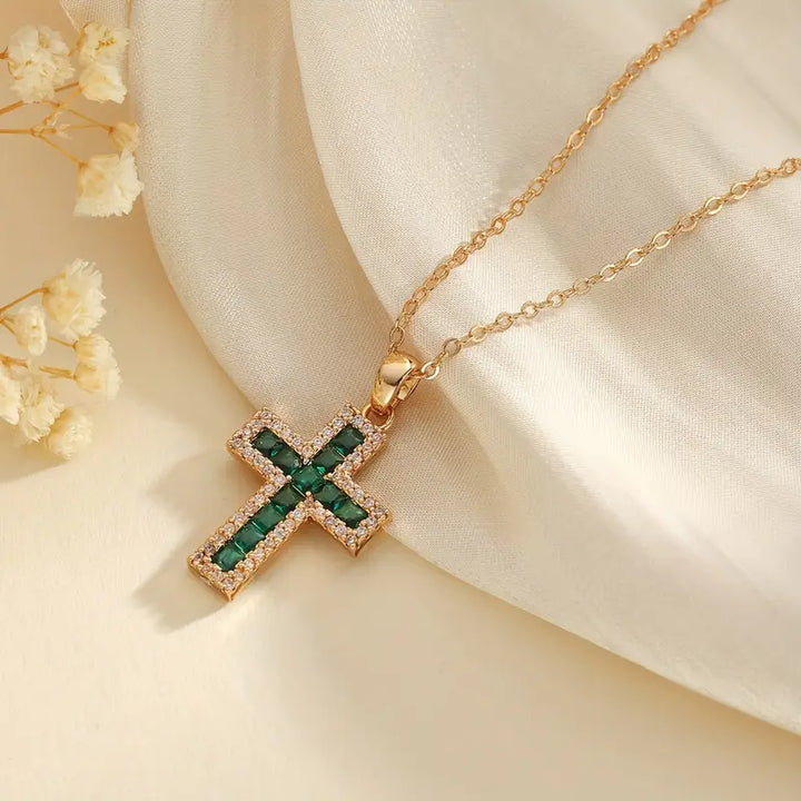Solene Collana d'oro con pendente a croce di smeraldo
