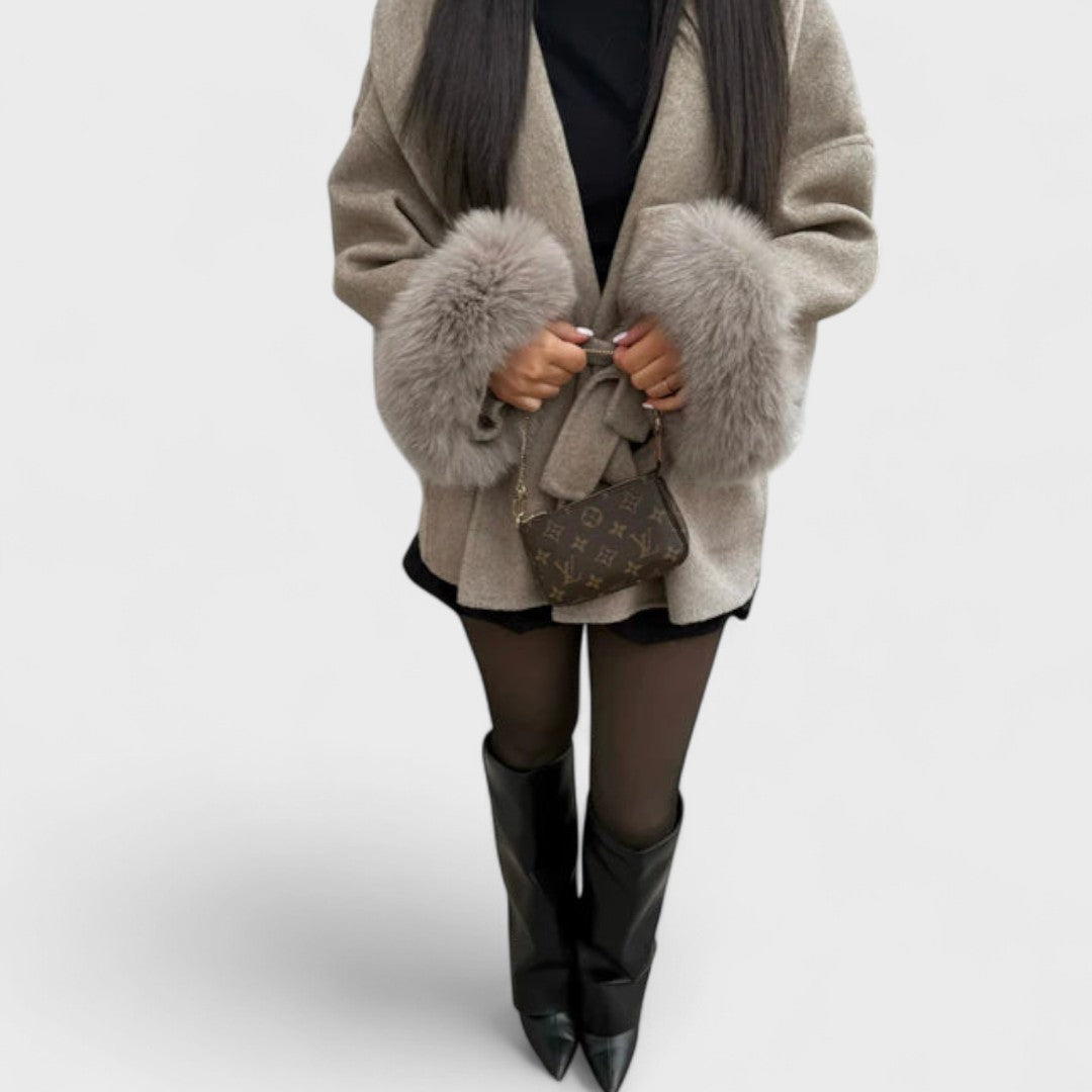 Isaline | Cappotto elegante con cintura e finiture in pelliccia sintetica