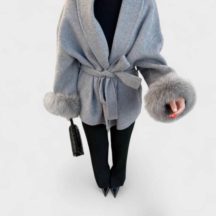 Isaline | Cappotto elegante con cintura e finiture in pelliccia sintetica