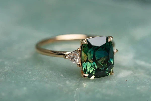 Anello in oro con gemma verde d'ispirazione vintage