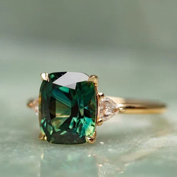 Anello in oro con gemma verde d'ispirazione vintage