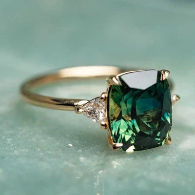 Anello in oro con gemma verde d'ispirazione vintage