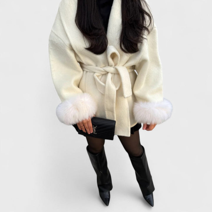 Isaline | Cappotto elegante con cintura e finiture in pelliccia sintetica