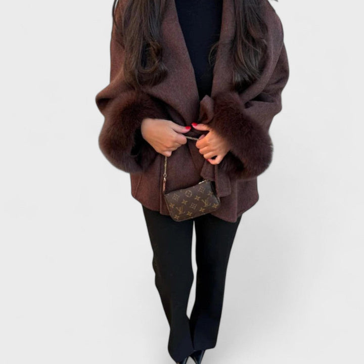 Isaline | Cappotto elegante con cintura e finiture in pelliccia sintetica