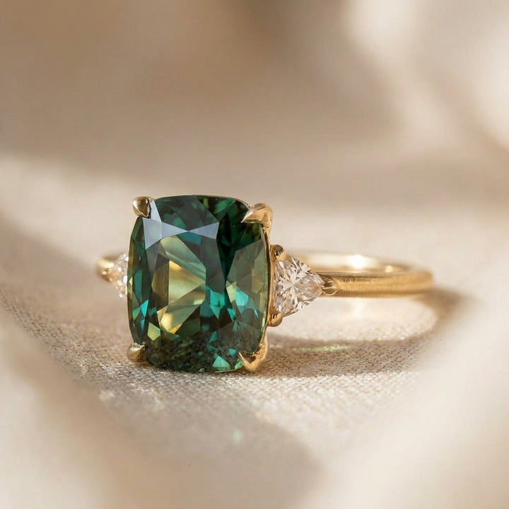 Anello in oro con gemma verde d'ispirazione vintage